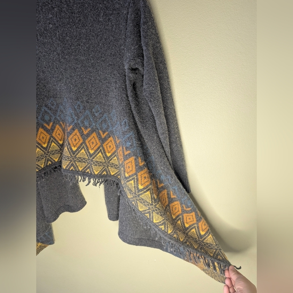 Gray Open Front Cardigan with Patterned Hem - image 16